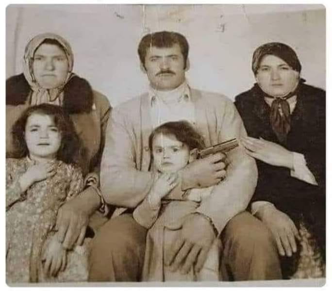 Aile fotoğrafı mı çektiriyorlar yoksa adam kadınları ve çocukları rehin